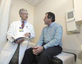 Usa ka lalaki nga adunay prostatitis sa konsultasyon sa usa ka urologist